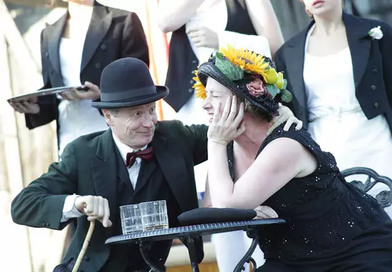 Un homme et une femme dans un spectacle théâtral