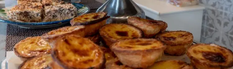 Un plateau de tartelettes au beurre fraîches et savoureuses à Peterborough.