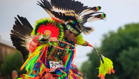 Un homme exécutant une danse autochtone lors d’une célébration du solstice d’été.